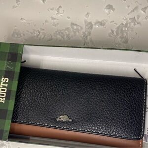 Brand new Roots ! Black and brown!